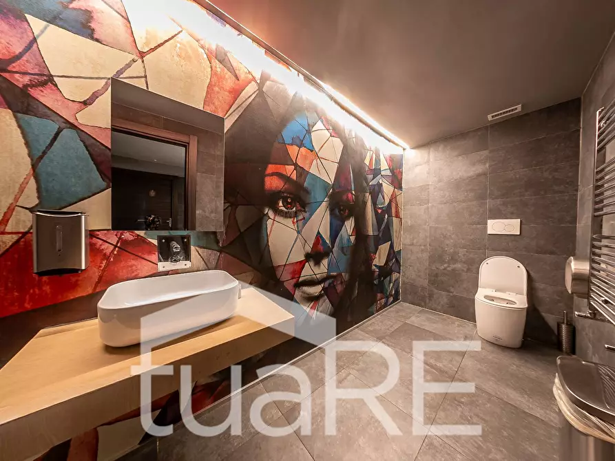 Immagine 9 di Negozio in vendita  in Via Nizza a Roma