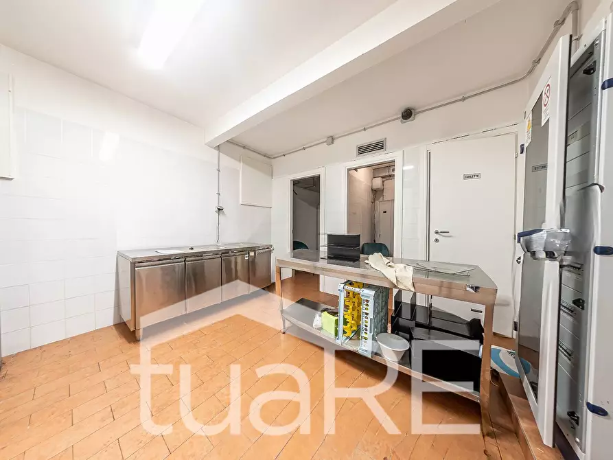 Immagine 16 di Negozio in vendita  in Via Nizza a Roma