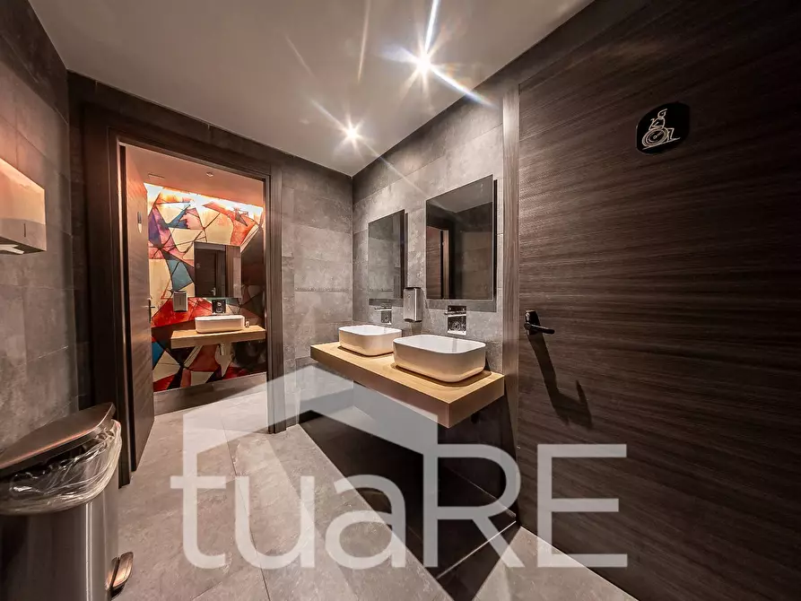 Immagine 20 di Negozio in vendita  in Via Nizza a Roma