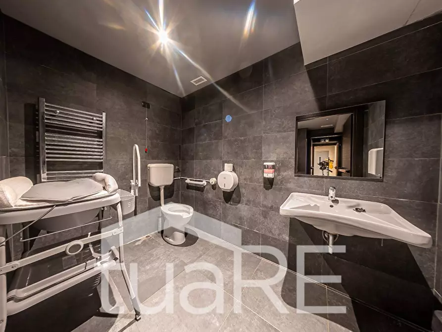 Immagine 21 di Negozio in vendita  in Via Nizza a Roma