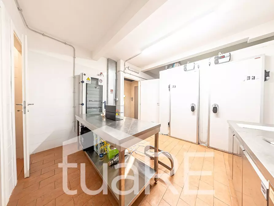 Immagine 23 di Negozio in vendita  in Via Nizza a Roma