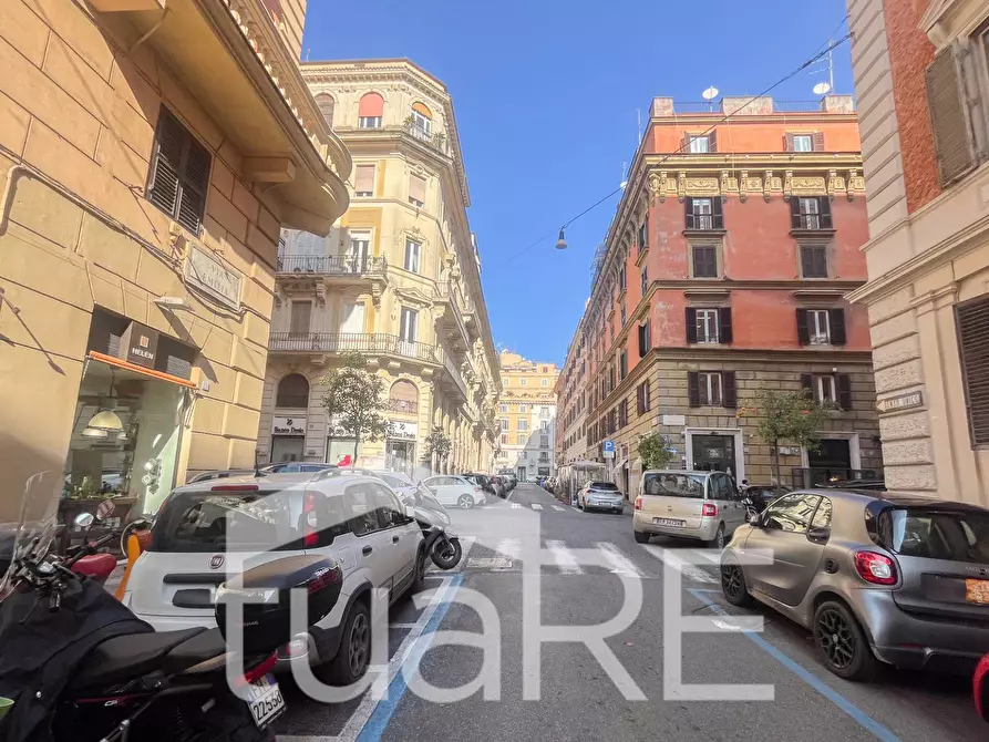 Immagine 20 di Negozio in vendita  in Via Emilia a Roma