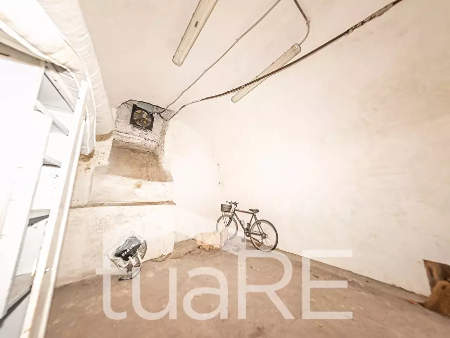 Immagine 10 di Magazzino in vendita  in Via Dei Banchi Nuovi a Roma