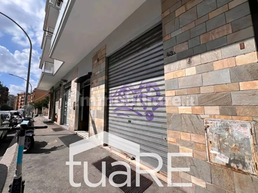 Immagine 3 di Negozio in vendita  in Via Graziano a Roma