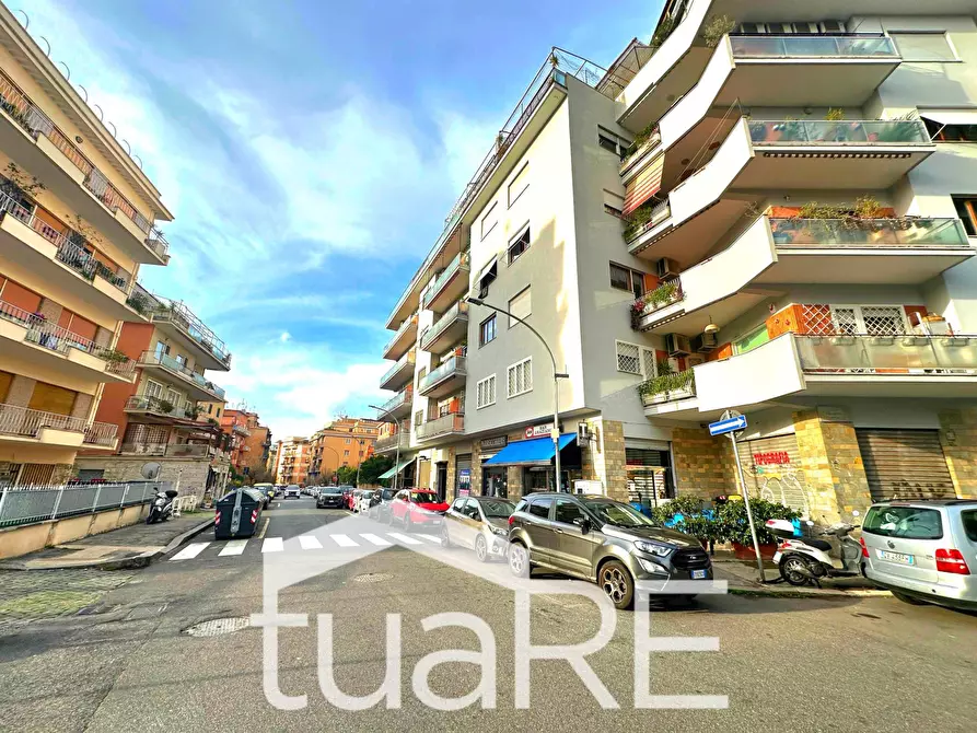 Immagine 5 di Negozio in vendita  in Via Graziano a Roma