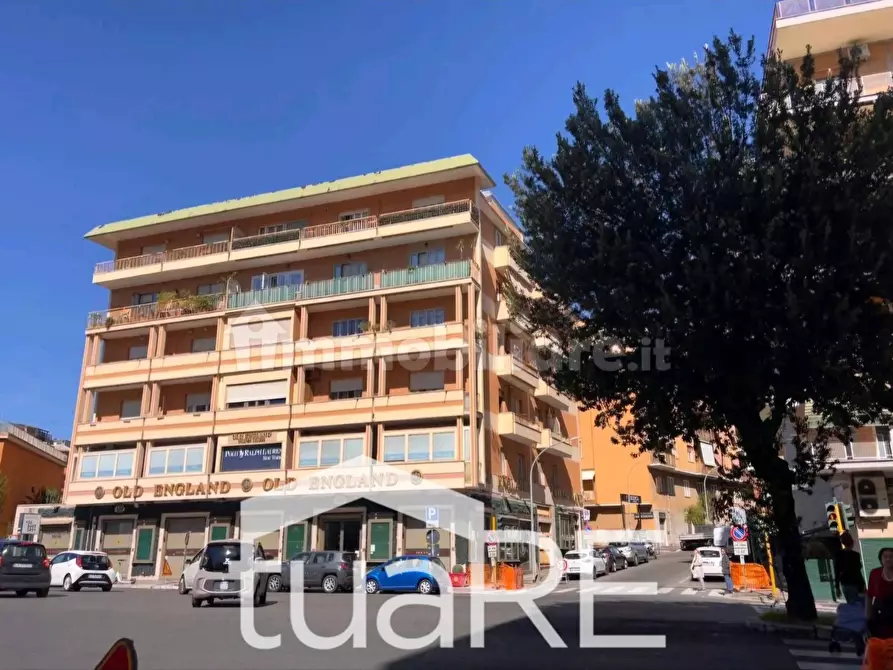 Immagine 7 di Negozio in vendita  in Via Graziano a Roma