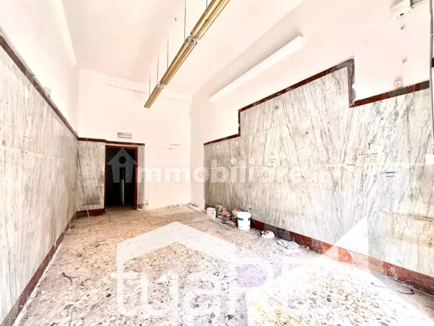 Immagine 8 di Negozio in vendita  in Via Graziano a Roma
