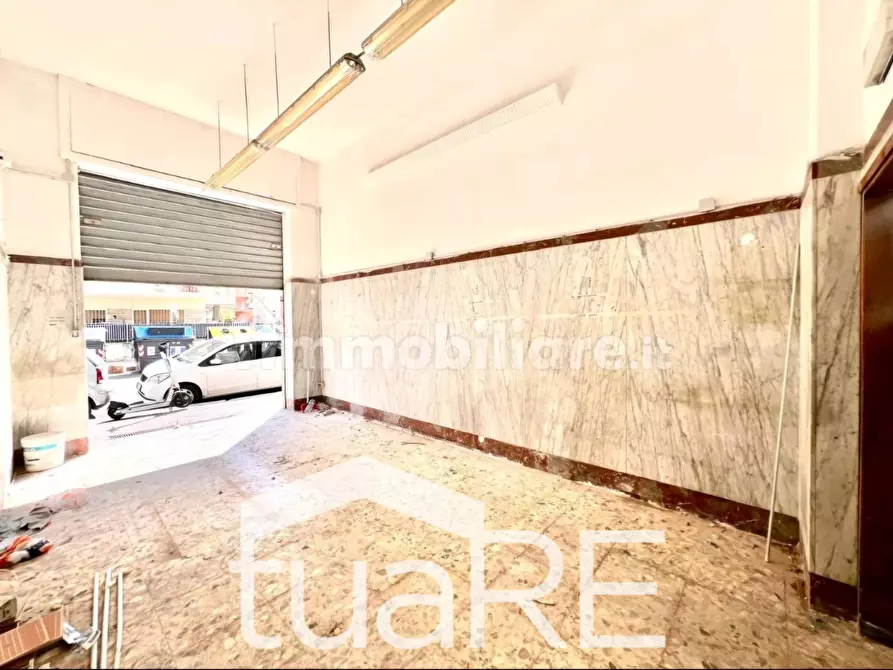 Immagine 9 di Negozio in vendita  in Via Graziano a Roma