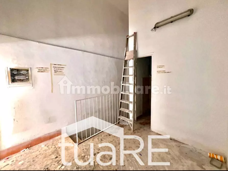 Immagine 12 di Negozio in vendita  in Via Graziano a Roma