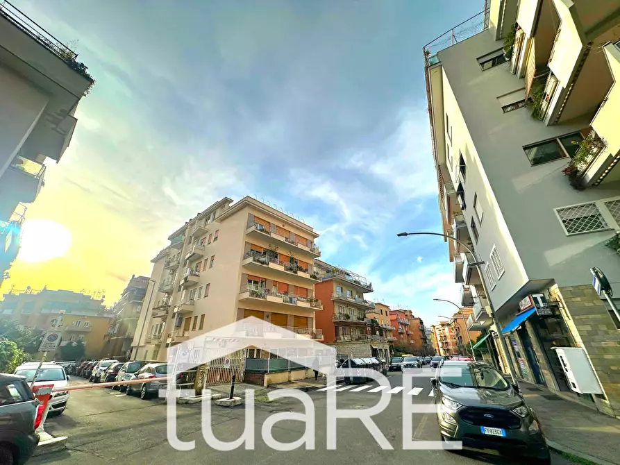 Immagine 19 di Negozio in vendita  in Via Graziano a Roma