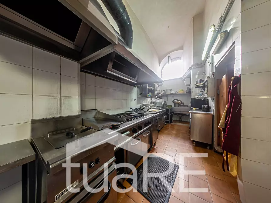 Immagine 21 di Locale commerciale in vendita  in Piazza Alessandria a Roma