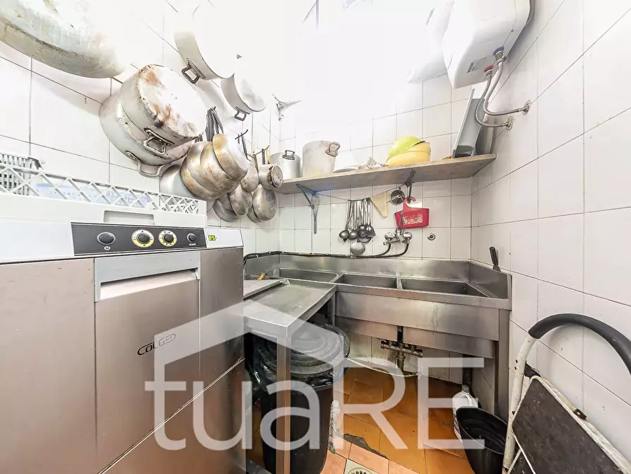 Immagine 23 di Locale commerciale in vendita  in Piazza Alessandria a Roma