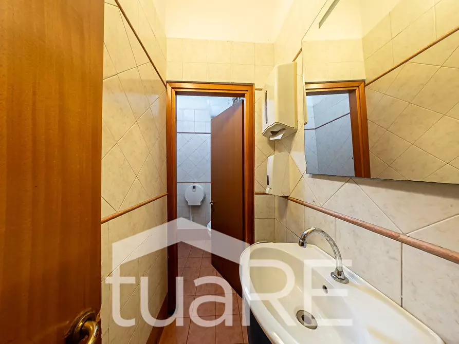 Immagine 26 di Locale commerciale in vendita  in Piazza Alessandria a Roma