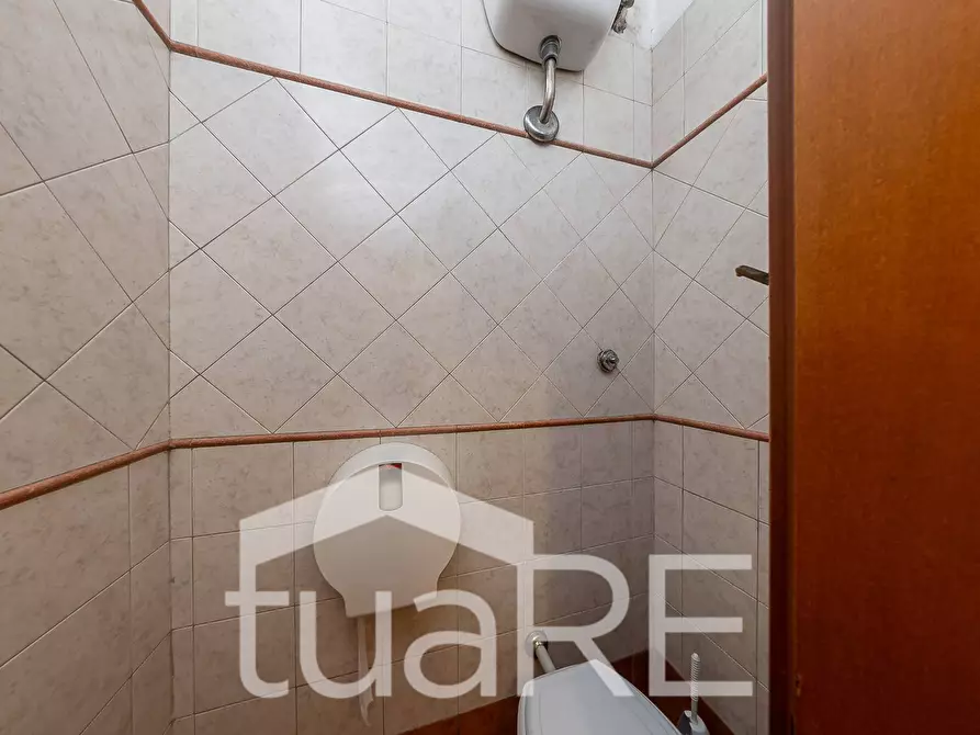 Immagine 27 di Locale commerciale in vendita  in Piazza Alessandria a Roma