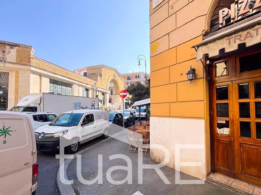 Immagine 30 di Locale commerciale in vendita  in Piazza Alessandria a Roma