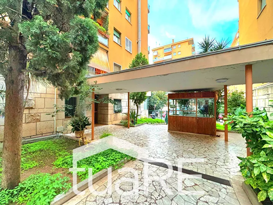 Immagine 9 di Appartamento in vendita  in Via Valsesia a Roma