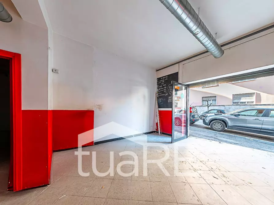 Immagine 5 di Negozio in affitto  in Piazza Giovenale a Roma