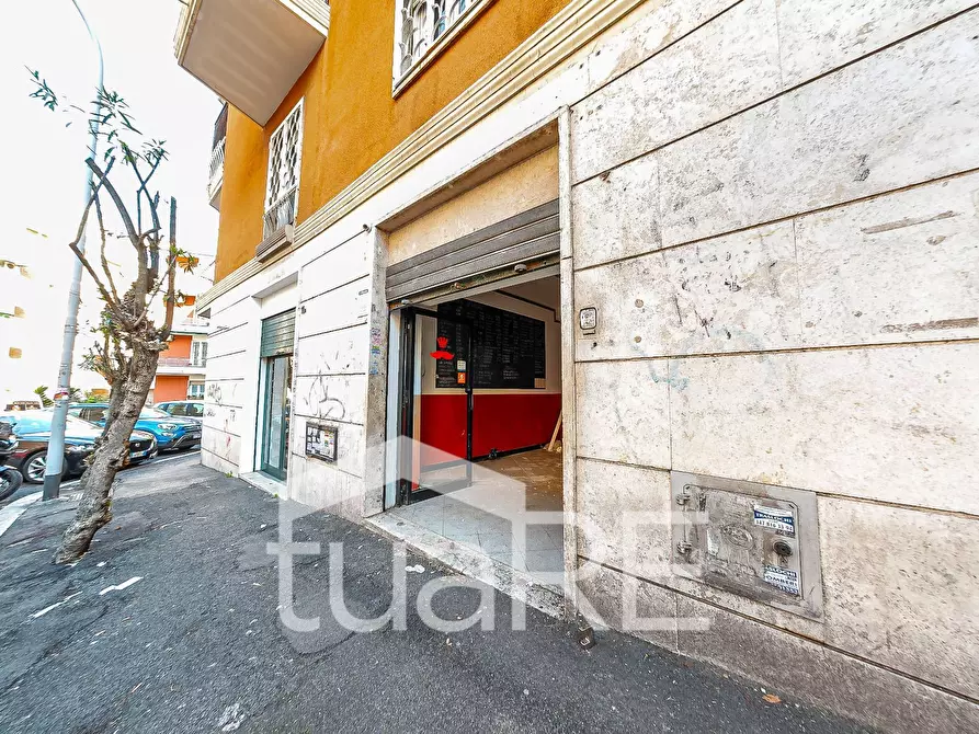 Immagine 8 di Negozio in affitto  in Piazza Giovenale a Roma