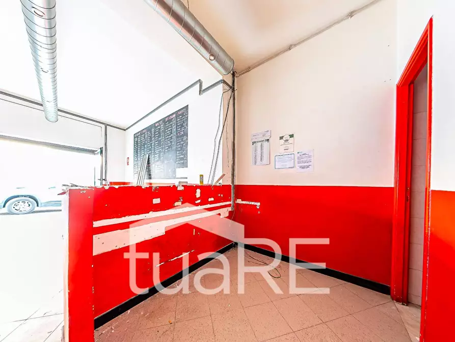 Immagine 13 di Negozio in affitto  in Piazza Giovenale a Roma