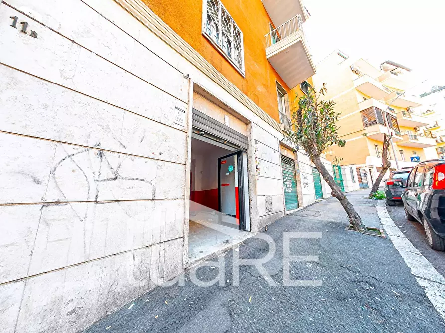 Immagine 19 di Negozio in affitto  in Piazza Giovenale a Roma