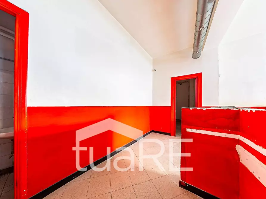 Immagine 12 di Negozio in affitto  in Piazza Giovenale a Roma