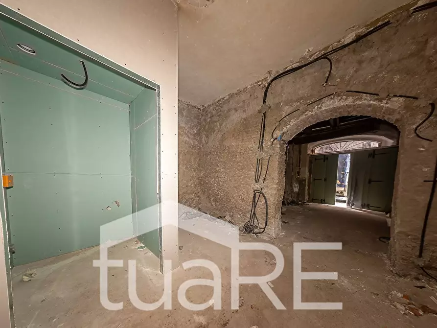 Immagine 6 di Negozio in vendita  in Via Di Monserrato a Roma