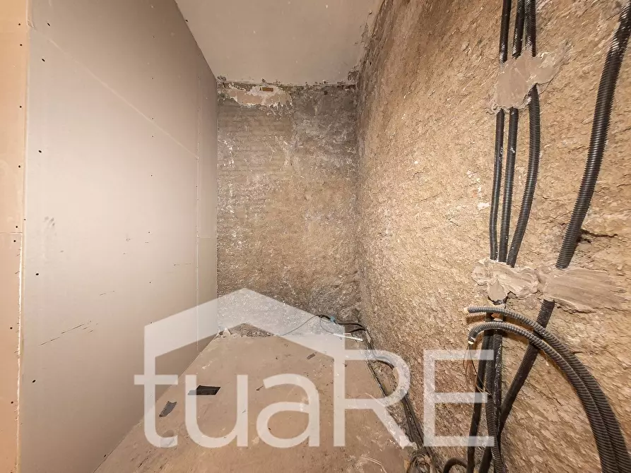 Immagine 10 di Negozio in vendita  in Via Di Monserrato a Roma