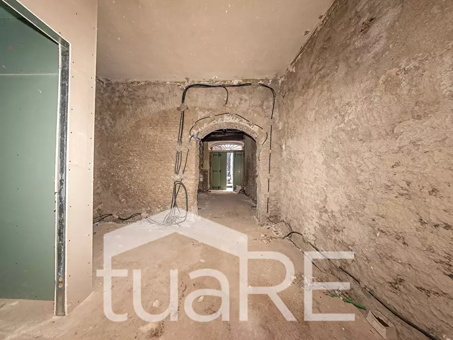 Immagine 11 di Negozio in vendita  in Via Di Monserrato a Roma