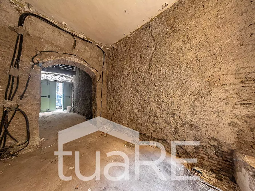 Immagine 14 di Negozio in vendita  in Via Di Monserrato a Roma