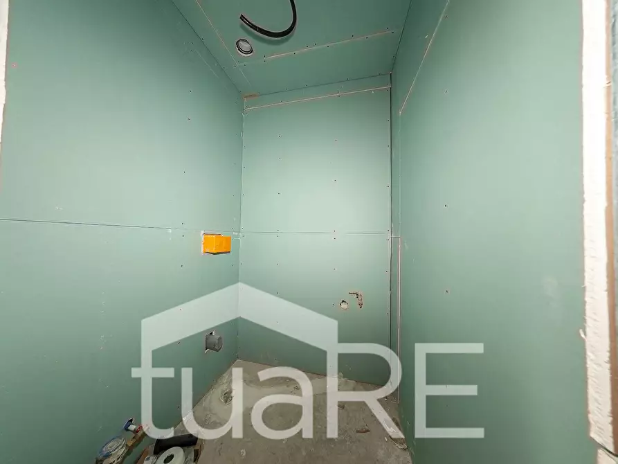 Immagine 15 di Negozio in vendita  in Via Di Monserrato a Roma