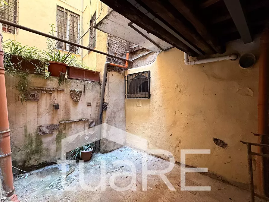 Immagine 16 di Negozio in vendita  in Via Di Monserrato a Roma