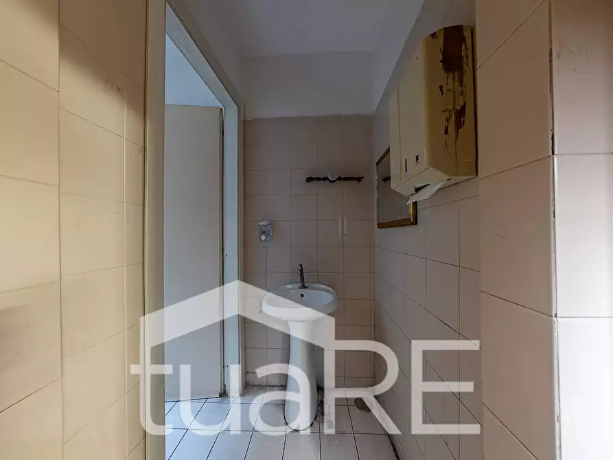 Immagine 14 di Negozio in vendita  in Via Santa Bernadette a Roma