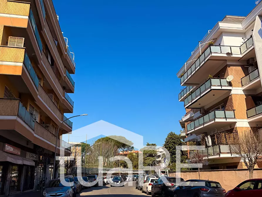 Immagine 24 di Negozio in vendita  in Via Santa Bernadette a Roma