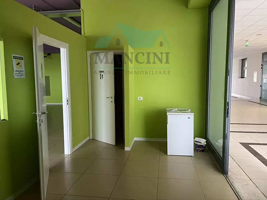 Immagine 8 di Locale commerciale in affitto  in GALLODORO a Jesi