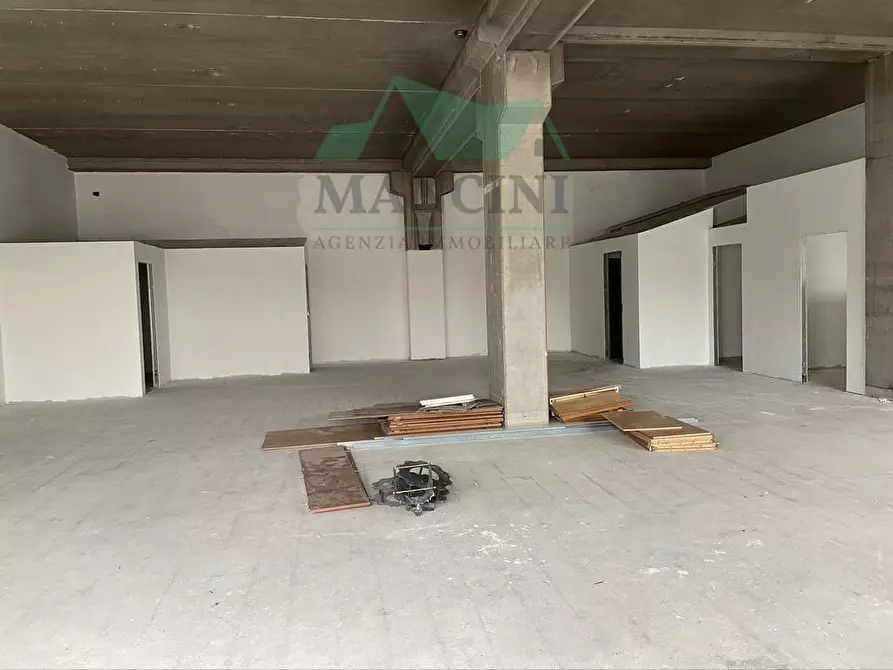 Immagine 6 di Locale commerciale in vendita  in VALCHE a Jesi