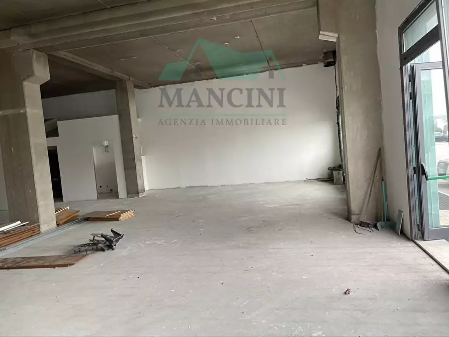 Immagine 3 di Locale commerciale in vendita  in VALCHE a Jesi