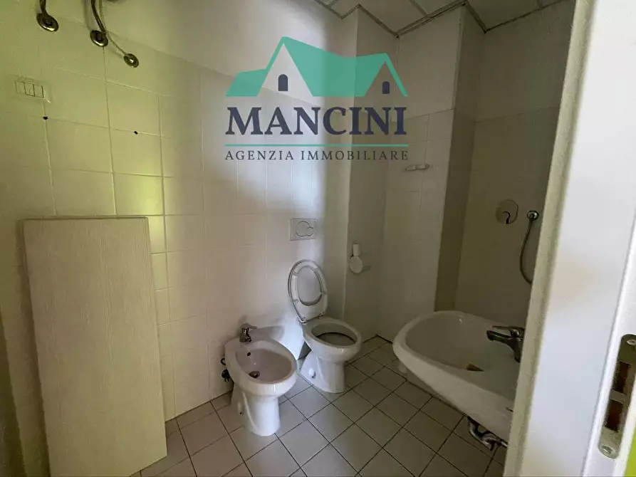 Immagine 9 di Locale commerciale in affitto  in GALLODORO a Jesi