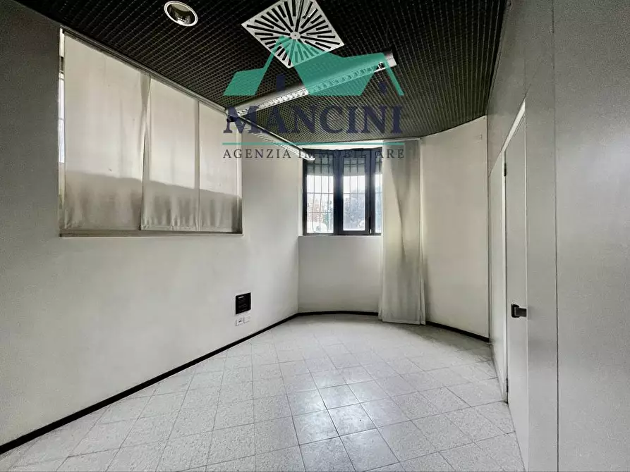 Immagine 12 di Attività commerciale in affitto  in vittoria a Jesi