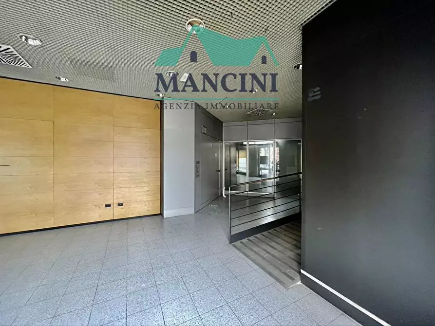 Immagine 16 di Attività commerciale in affitto  in vittoria a Jesi