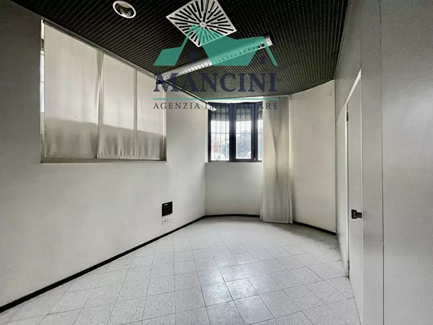 Immagine 22 di Attività commerciale in affitto  in vittoria a Jesi