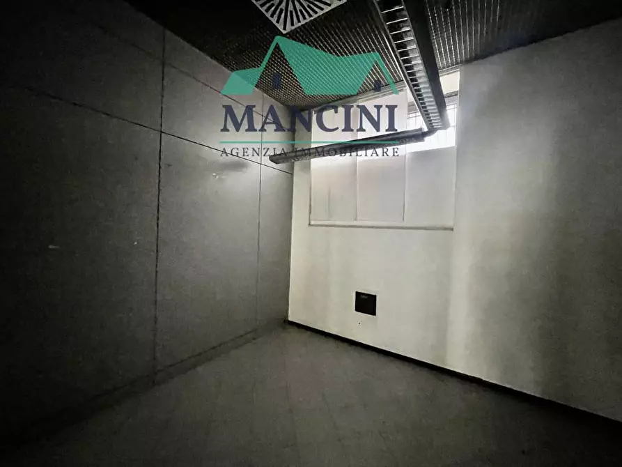 Immagine 23 di Attività commerciale in affitto  in vittoria a Jesi