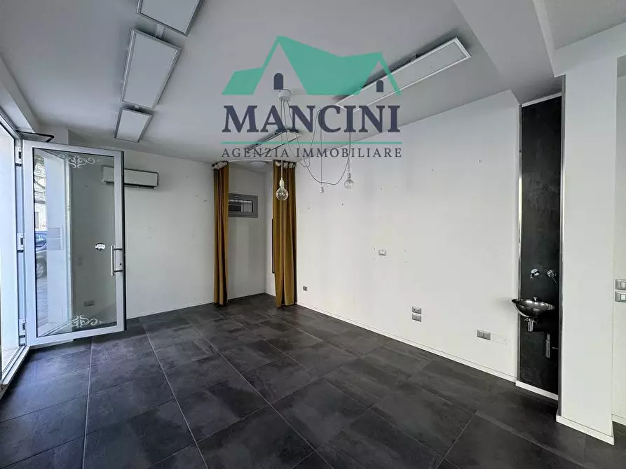 Immagine 3 di Locale commerciale in vendita  in matteotti a Jesi