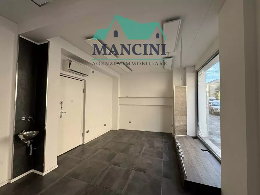 Immagine 2 di Locale commerciale in vendita  in matteotti a Jesi
