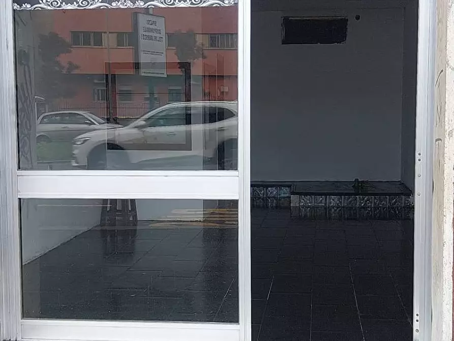 Immagine 6 di Negozio in vendita  in via Temistocle Calzecchi Onesti a Roma