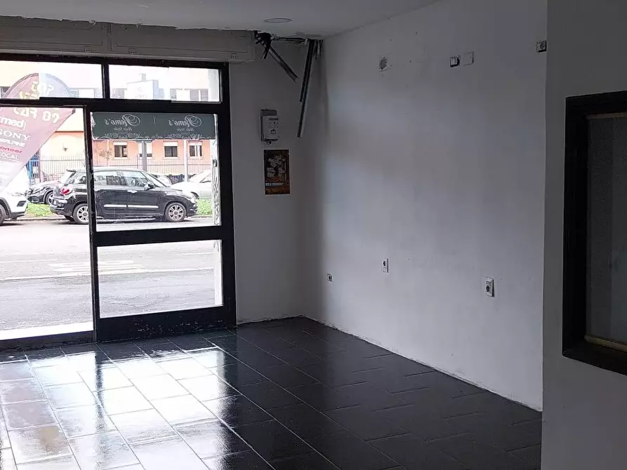 Immagine 1 di Negozio in vendita  in via Temistocle Calzecchi Onesti a Roma