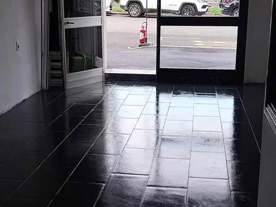 Immagine 10 di Negozio in vendita  in via Temistocle Calzecchi Onesti a Roma