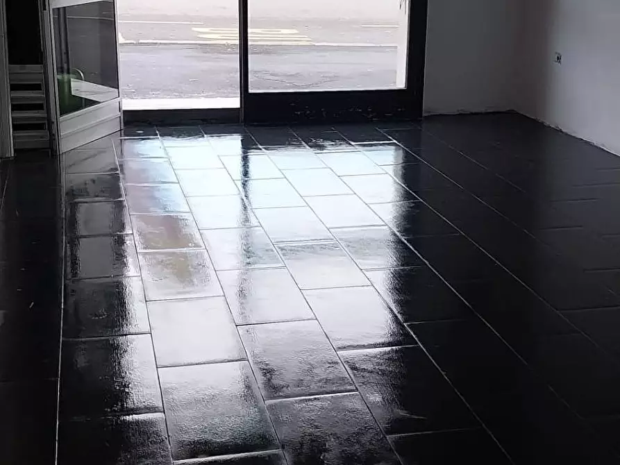 Immagine 11 di Negozio in vendita  in via Temistocle Calzecchi Onesti a Roma