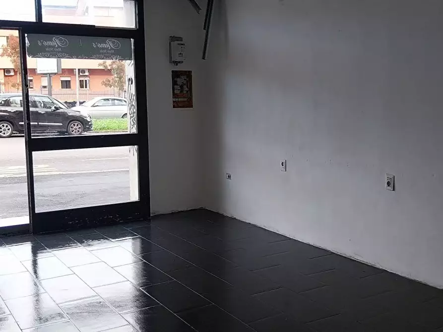 Immagine 12 di Negozio in vendita  in via Temistocle Calzecchi Onesti a Roma