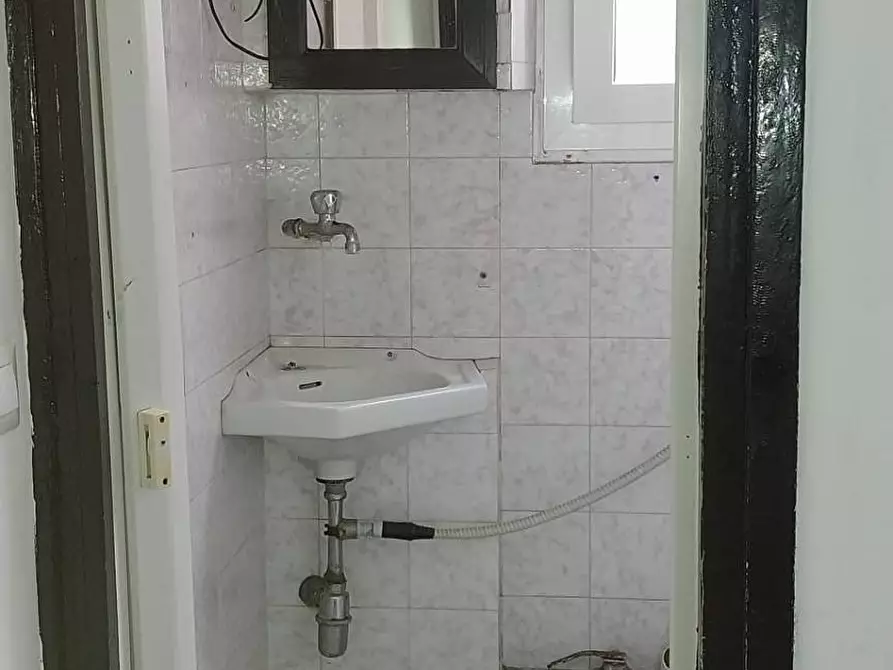 Immagine 19 di Negozio in vendita  in via Temistocle Calzecchi Onesti a Roma