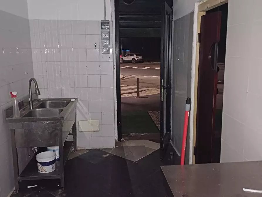 Immagine 8 di Negozio in vendita  in Via Rogoredo a Milano